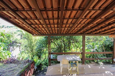 Casa à venda com 378m², 2 quartos e 1 vaga Casa à venda com 378m², 2 quartos e 1 vagaVaranda