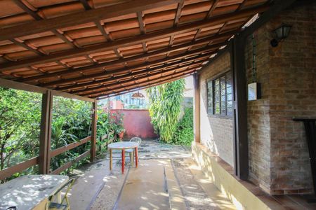 Casa à venda com 378m², 2 quartos e 1 vaga Casa à venda com 378m², 2 quartos e 1 vagaVaranda