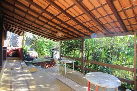 Casa à venda com 378m², 2 quartos e 1 vaga Casa à venda com 378m², 2 quartos e 1 vagaVaranda