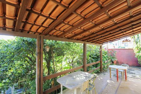 Casa à venda com 378m², 2 quartos e 1 vaga Casa à venda com 378m², 2 quartos e 1 vagaVaranda