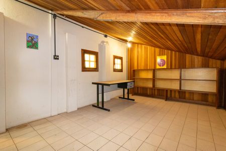 Casa à venda com 320m², 4 quartos e 4 vagas Casa à venda com 320m², 4 quartos e 4 vagasEscritório