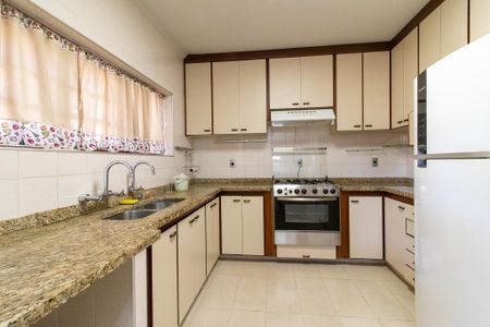 Casa à venda com 320m², 4 quartos e 4 vagas Casa à venda com 320m², 4 quartos e 4 vagasCozinha