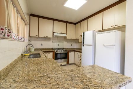 Casa à venda com 320m², 4 quartos e 4 vagas Casa à venda com 320m², 4 quartos e 4 vagasCozinha