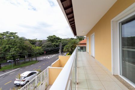 Casa à venda com 320m², 4 quartos e 4 vagas Casa à venda com 320m², 4 quartos e 4 vagasVaranda