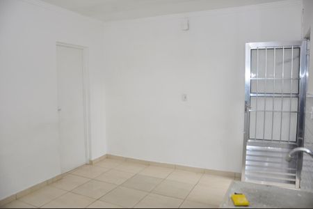 Detalhe - Sala e Cozinha de casa para alugar com 1 quarto, 70m² em Vila Zat, São Paulo