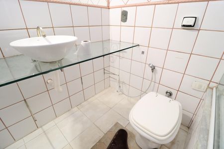 Casa para alugar com 1200m², 6 quartos e 6 vagasBanheiro do Quarto 1