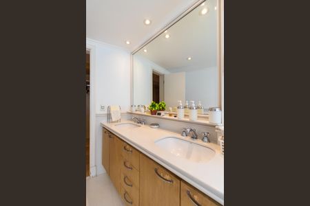 Apartamento para alugar com 225m², 3 quartos e 4 vagas