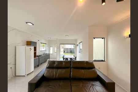 Sala de TV de casa para alugar com 2 quartos, 85m² em São João do Rio Vermelho, Florianópolis