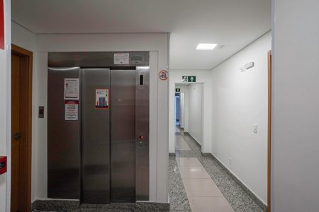 Apartamento à venda com 60m², 2 quartos e 2 vagasHall social