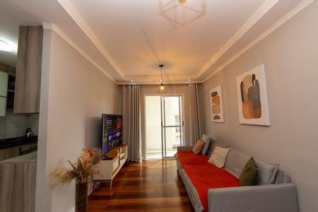 Sala de apartamento para alugar com 2 quartos, 72m² em Jardim Tupanci, Barueri