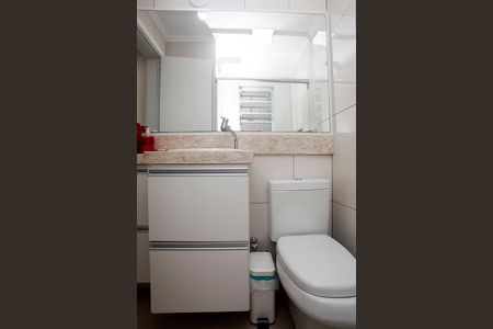 Banheiro de apartamento à venda com 1 quarto, 43m² em Menino Deus, Porto Alegre