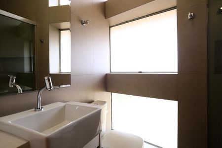 Banheiro da Suíte de apartamento para alugar com 3 quartos, 147m² em Savassi, Belo Horizonte