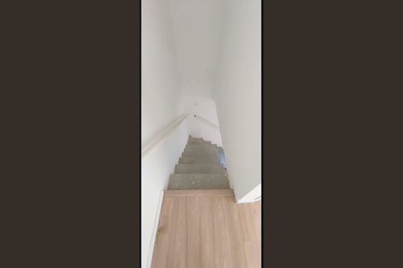 escada de casa de condomínio para alugar com 2 quartos, 46m² em Chácara Rincão, Cotia