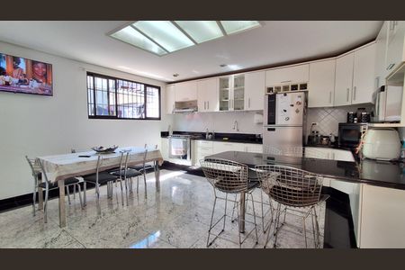 Casa à venda com 231m², 4 quartos e 6 vagasCozinha 