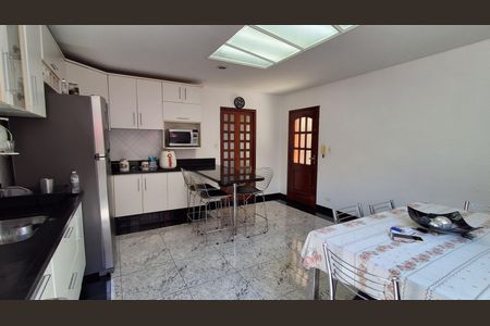 Casa à venda com 231m², 4 quartos e 6 vagasCozinha 