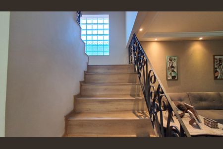 Casa à venda com 231m², 4 quartos e 6 vagasEscada