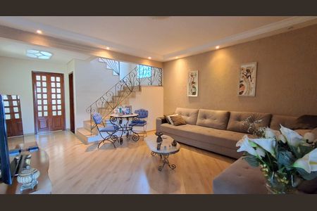 Casa à venda com 231m², 4 quartos e 6 vagasSala