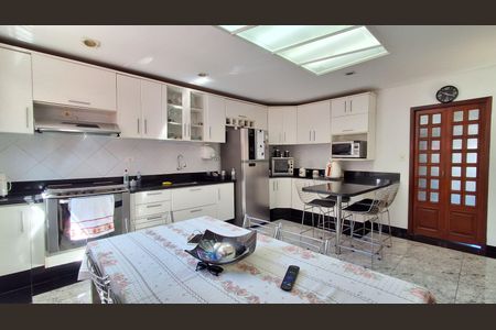 Casa à venda com 231m², 4 quartos e 6 vagasCozinha 