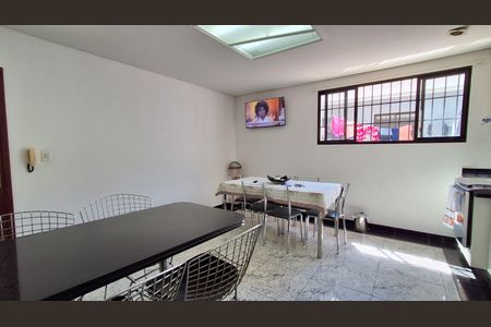Casa à venda com 231m², 4 quartos e 6 vagasCozinha 