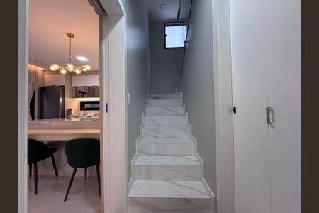 Casa de condomínio à venda com 217m², 3 quartos e 1 vagaEscada