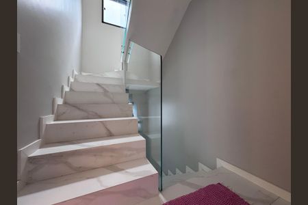 Casa de condomínio à venda com 217m², 3 quartos e 1 vagaEscada