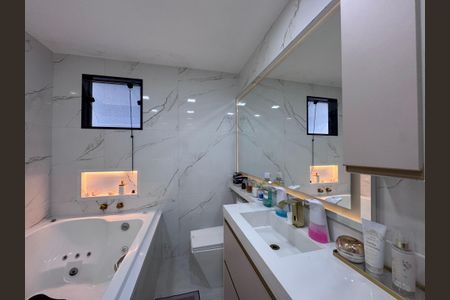 Casa de condomínio à venda com 217m², 3 quartos e 1 vagaSuíte 1 - Banheiro