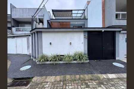 Casa de condomínio à venda com 217m², 3 quartos e 1 vagaFachada