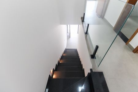 Casa à venda com 130m², 3 quartos e 2 vagasEscada