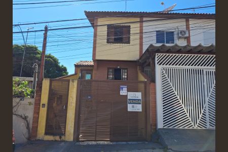 Casa à venda com 162m², 3 quartos e 4 vagas Casa à venda com 162m², 3 quartos e 4 vagasFachada