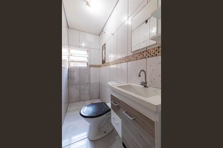 Banheiro de casa para alugar com 1 quarto, 56m² em Vila Ré, São Paulo