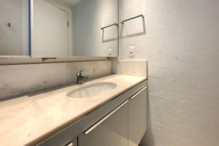 Apartamento para alugar com 303m², 4 quartos e 3 vagas Apartamento para alugar com 303m², 4 quartos e 3 vagasBanheiro da Suíte 2