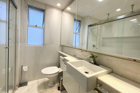 Apartamento para alugar com 303m², 4 quartos e 3 vagas Apartamento para alugar com 303m², 4 quartos e 3 vagasBanheiro da Suíte 1