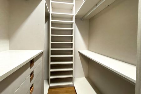 Apartamento para alugar com 303m², 4 quartos e 3 vagas Apartamento para alugar com 303m², 4 quartos e 3 vagasCloset da suíte 1