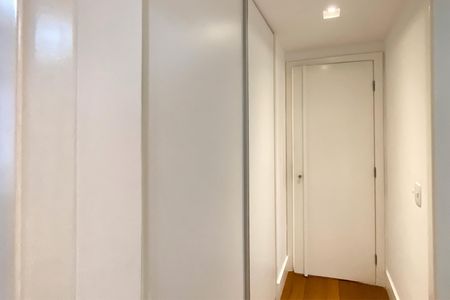 Apartamento para alugar com 303m², 4 quartos e 3 vagas Apartamento para alugar com 303m², 4 quartos e 3 vagasCorredor