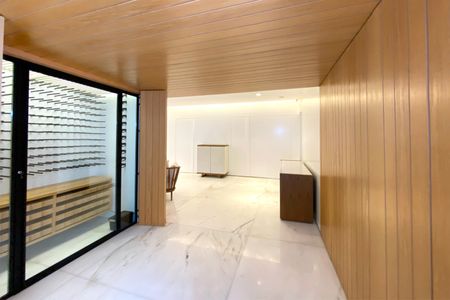 Apartamento para alugar com 303m², 4 quartos e 3 vagas Apartamento para alugar com 303m², 4 quartos e 3 vagasSala - Adega e Armários