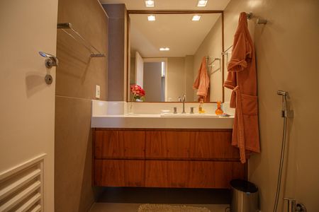 Apartamento à venda com 140m², 4 quartos e 2 vagas Apartamento à venda com 140m², 4 quartos e 2 vagasBanheiro Suite