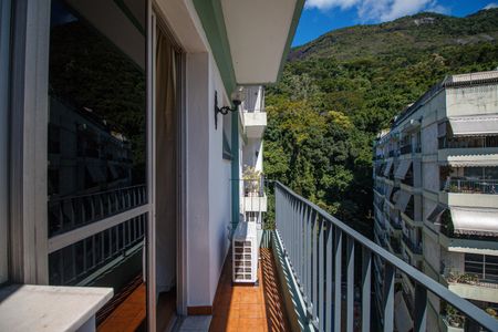 Apartamento à venda com 140m², 4 quartos e 2 vagas Apartamento à venda com 140m², 4 quartos e 2 vagasQuarto 3 Varanda