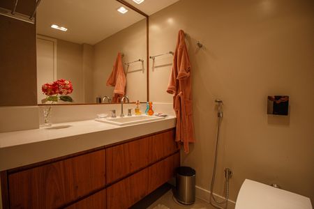 Apartamento à venda com 140m², 4 quartos e 2 vagas Apartamento à venda com 140m², 4 quartos e 2 vagasBanheiro Suite