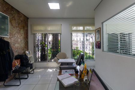 Casa à venda com 250m², 3 quartos e 2 vagas Casa à venda com 250m², 3 quartos e 2 vagasEscritório