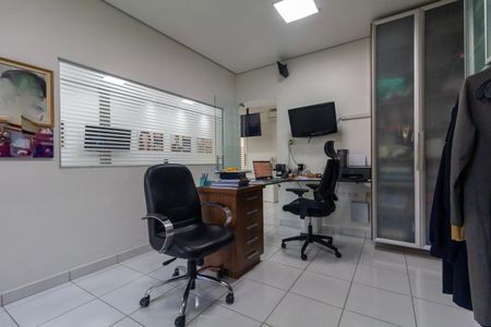 Casa à venda com 250m², 3 quartos e 2 vagas Casa à venda com 250m², 3 quartos e 2 vagasEscritório