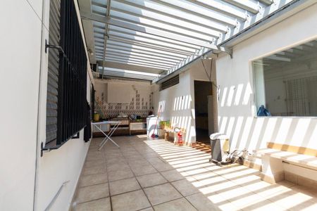 Casa à venda com 250m², 3 quartos e 2 vagas Casa à venda com 250m², 3 quartos e 2 vagasQuintal e Área de Serviço