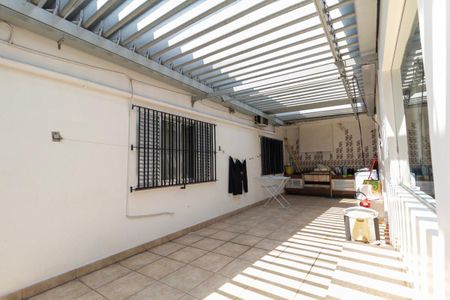 Casa à venda com 250m², 3 quartos e 2 vagas Casa à venda com 250m², 3 quartos e 2 vagasQuintal e Área de Serviço