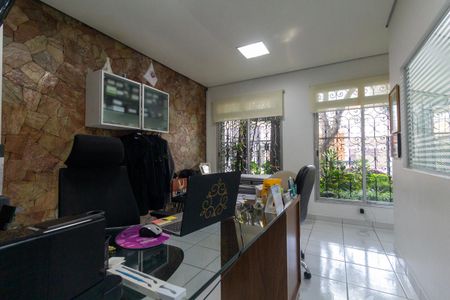 Casa à venda com 250m², 3 quartos e 2 vagas Casa à venda com 250m², 3 quartos e 2 vagasEscritório