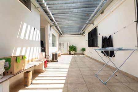 Casa à venda com 250m², 3 quartos e 2 vagas Casa à venda com 250m², 3 quartos e 2 vagasQuintal e Área de Serviço