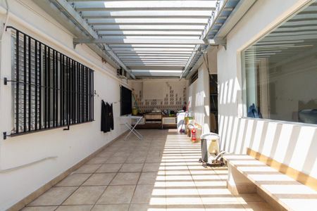 Casa à venda com 250m², 3 quartos e 2 vagas Casa à venda com 250m², 3 quartos e 2 vagasQuintal e Área de Serviço