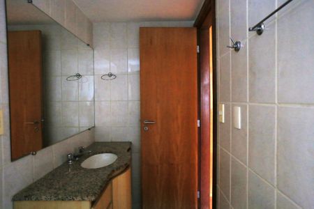 Banheiro de apartamento para alugar com 1 quarto, 49m² em Funcionários, Belo Horizonte