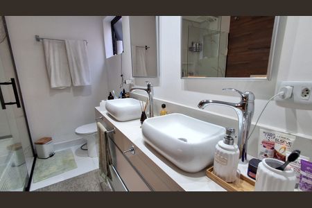 Casa à venda com 186m², 4 quartos e 3 vagas Casa à venda com 186m², 4 quartos e 3 vagasBanheiro Suíte