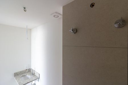 Banheiro de kitnet/studio à venda com 1 quarto, 25m² em Pinheiros, São Paulo
