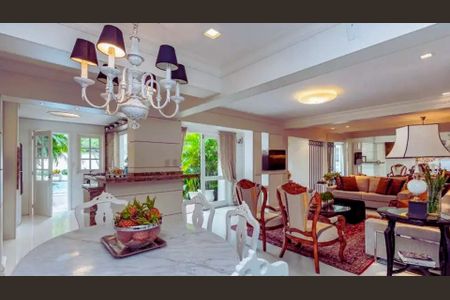 Casa à venda com 307m², 3 quartos e 2 vagasSala