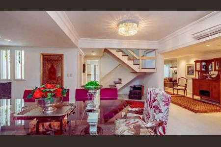 Casa à venda com 307m², 3 quartos e 2 vagasSala